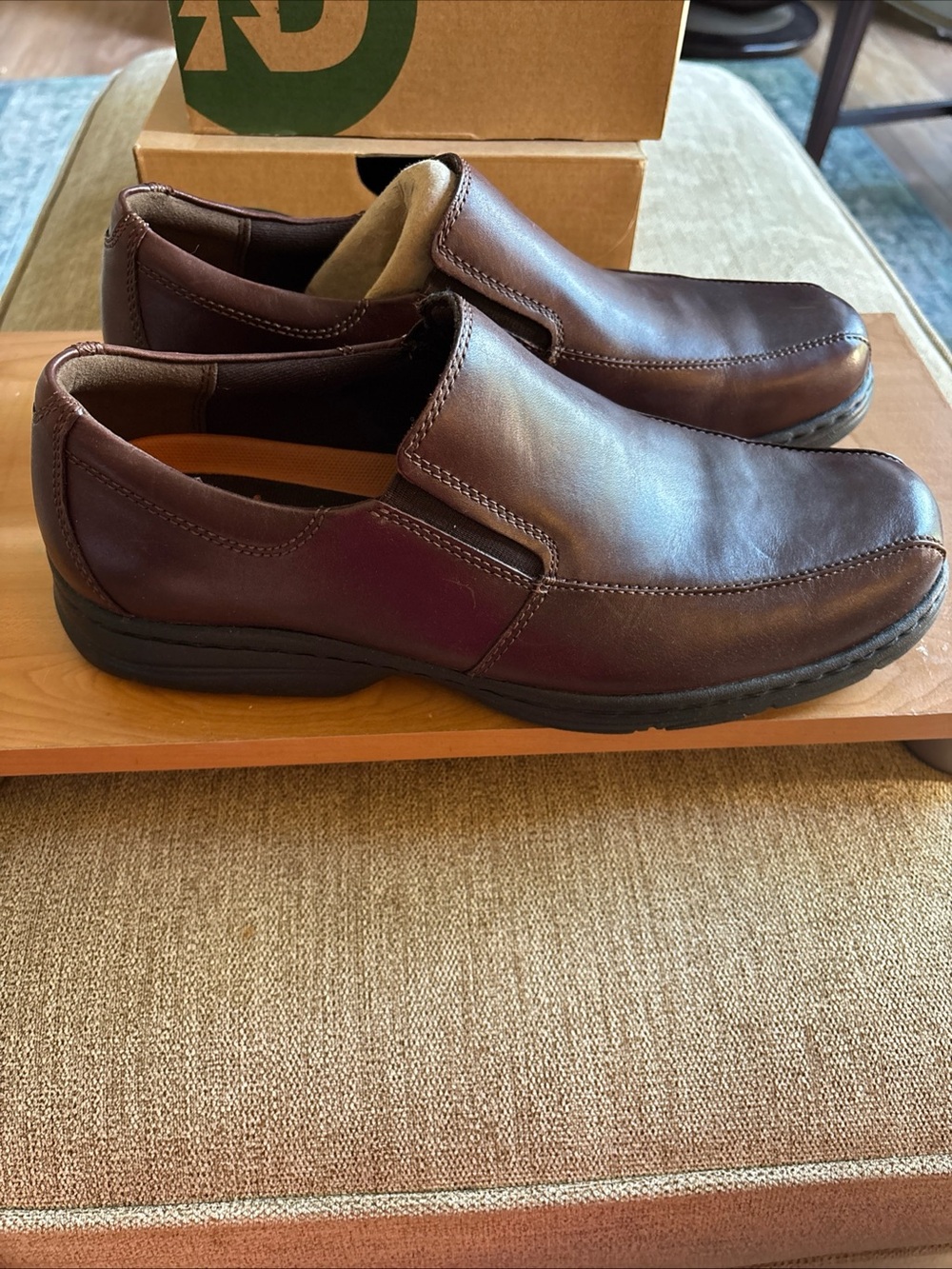 Dunham brown leather Men's Slip-On Loafers lightweight size 11 medium(D). NEW